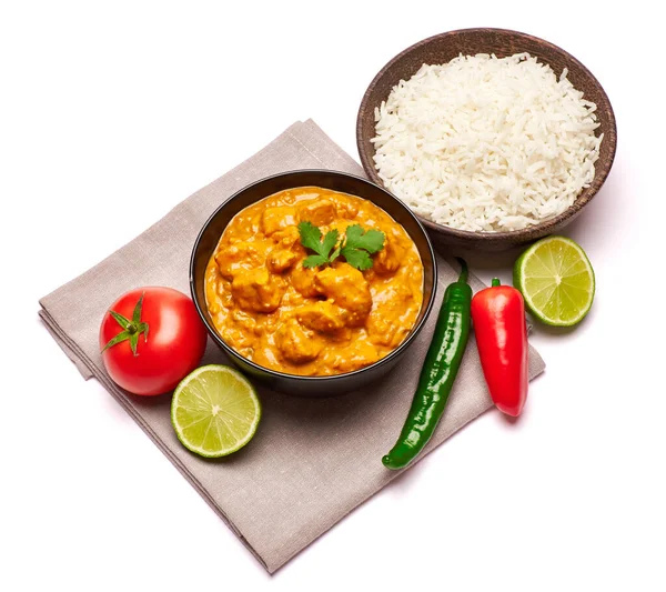 Tradycyjne Curry kurczaka i miska gotowanego ryżu izolowane na białym tle z ścieżką wycinania osadzone — Zdjęcie stockowe