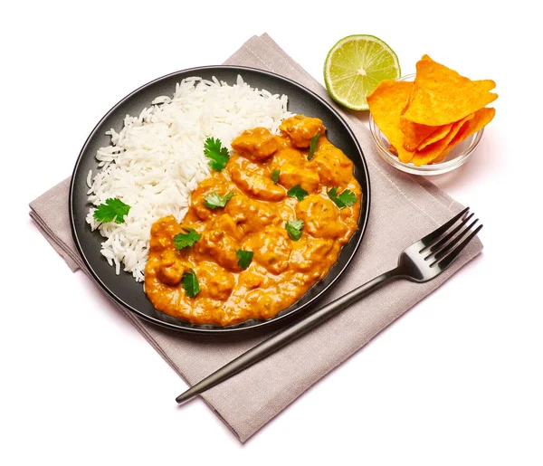 Teller mit traditionellem Chicken Curry und Nachos isoliert auf weißem Hintergrund mit eingebettetem Clipping-Pfad — Stockfoto