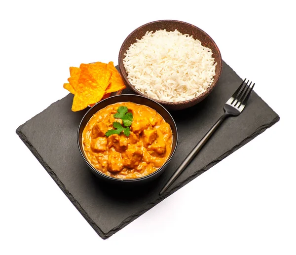 Teller mit traditionellem Chicken Curry kein Stein Servierbrett isoliert auf weißem Hintergrund — Stockfoto