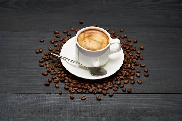 Filiżanka kawy espresso na ciemnym drewnianym tle — Zdjęcie stockowe