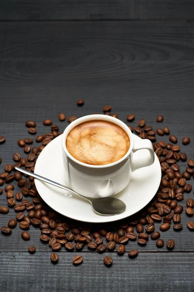 Tasse Espresso auf dunklem Holzhintergrund — Stockfoto