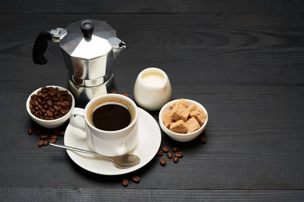 Taza de café expreso, moca cafetera leche o crema y azúcar morena sobre fondo de madera oscura —  Fotos de Stock