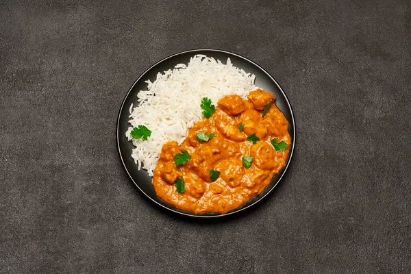 Plate of Traditional Chicken Curry and rice on dark concrete background — Stock Photo, Image