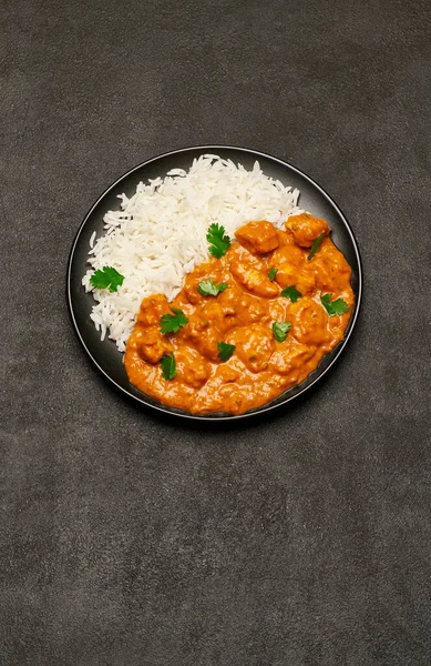 Plate of Traditional Chicken Curry and rice on dark concrete background — Stock Photo, Image