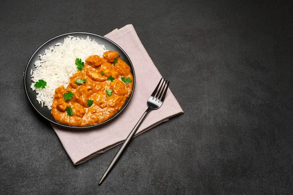 Plate of Traditional Chicken Curry and rice on dark concrete background — Stock Photo, Image