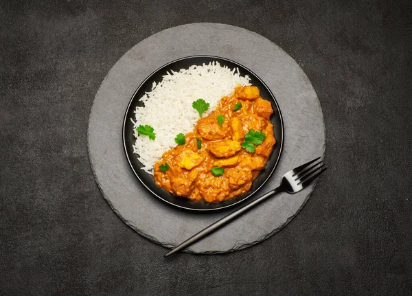 Teller mit traditionellem Chicken Curry und Reis auf Steinplatte — Stockfoto