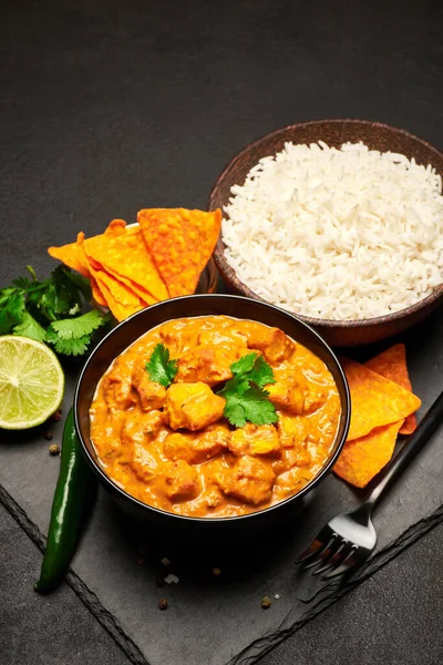 Plate of Traditional Chicken Curry, nachos and rice on stone serving board — Stock Photo, Image