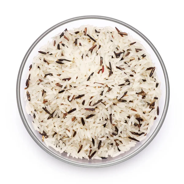 Raw Rice i en glasskål isolerad på en vit bakgrund med klippbana inbäddad — Stockfoto