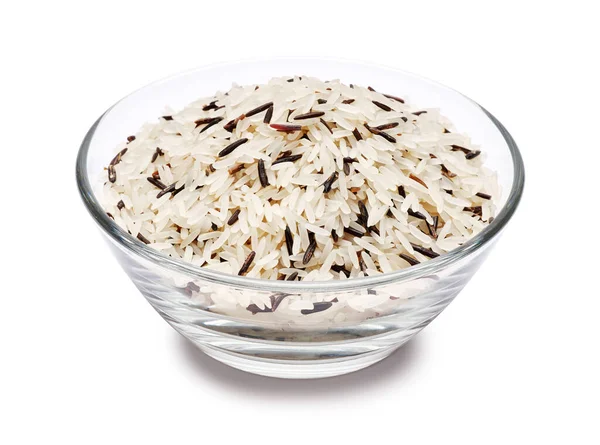 Raw Rice i en glasskål isolerad på en vit bakgrund med klippbana inbäddad — Stockfoto