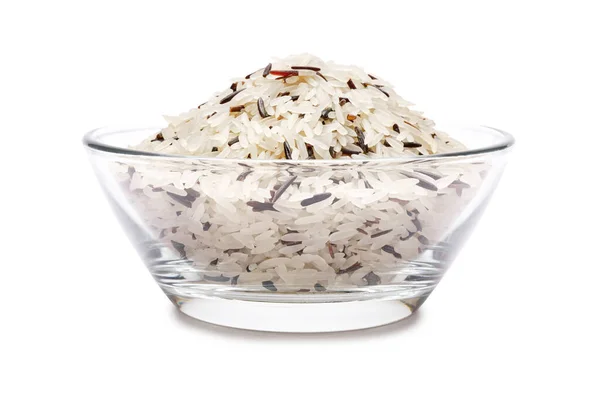 Raw Rice i en glasskål isolerad på en vit bakgrund med klippbana inbäddad — Stockfoto