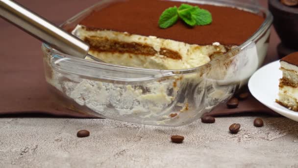 Del av traditionell italiensk Tiramisu dessert och bakning skålen på grå betong bakgrund — Stockvideo
