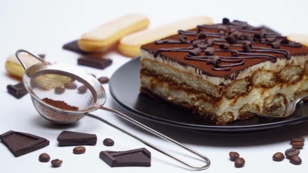 Parte da sobremesa tradicional italiana Tiramisu e grãos de café em fundo branco — Vídeo de Stock