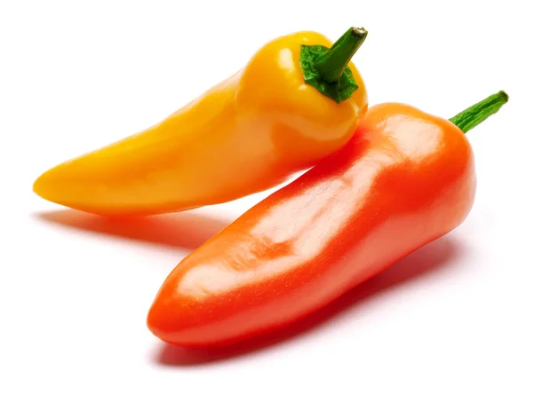 Dvě chilli nebo sladké papriky izolované na bílém pozadí — Stock fotografie