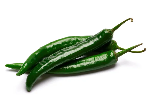 Chili vagy étkezési paprika fehér alapon izolált csoportja — Stock Fotó