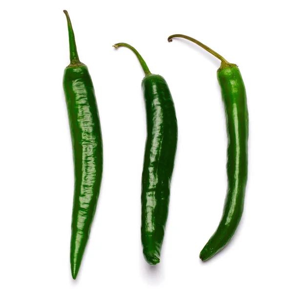 Chili vagy étkezési paprika fehér alapon izolált csoportja — Stock Fotó