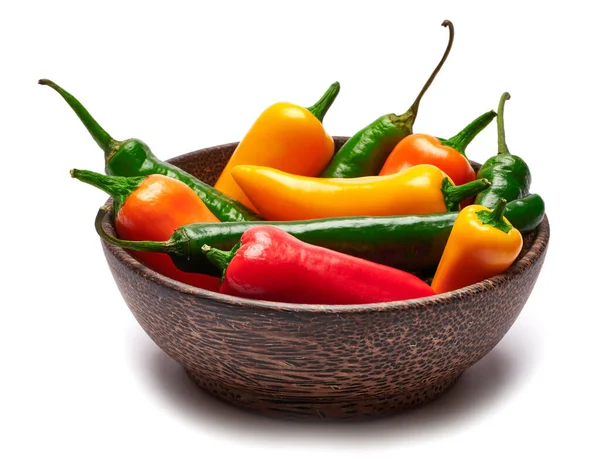 Dřevěná mísa plná chilli nebo sladké papriky izolované na bílém pozadí — Stock fotografie