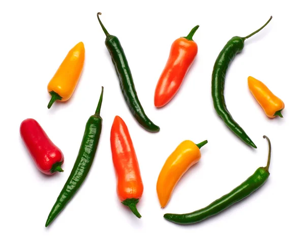 Skupina chilli nebo sladké papriky izolované na bílém pozadí — Stock fotografie