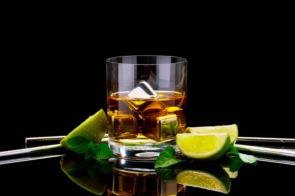 Whisky met stalen koelblokjes op donkere glazen ondergrond — Stockfoto
