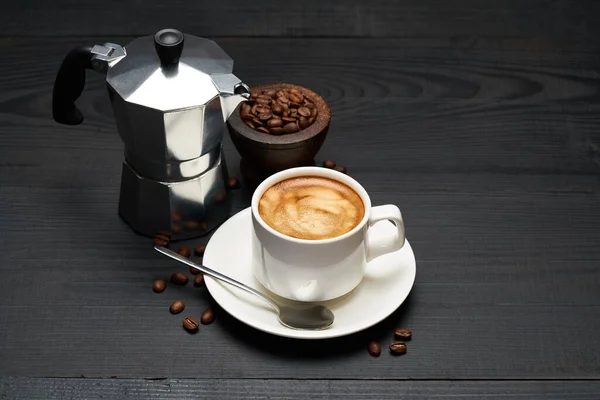 Taza de café expreso y cafetera moca sobre fondo de madera oscura —  Fotos de Stock