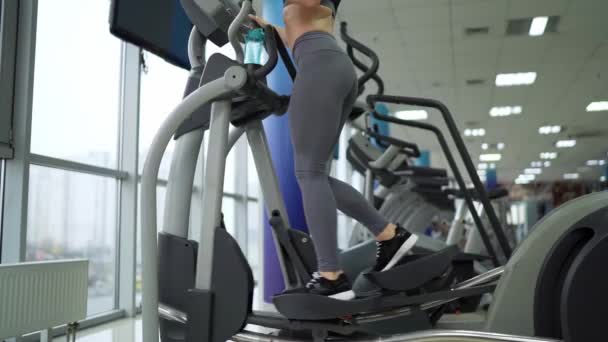 Mujer joven haciendo ejercicio en orbi track en el gimnasio — Vídeos de Stock