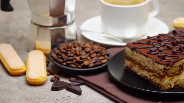 Portion traditionelles italienisches Tiramisu-Dessert, Mokkakaffeemaschine, Tasse Espresso — Stockvideo