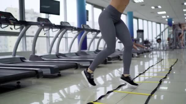 Ung kvinna cardio träning hoppa på gym gym gym — Stockvideo