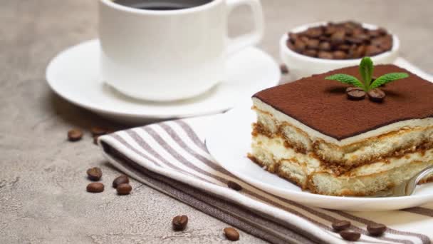 Geleneksel İtalyan Tiramisu tatlısı, bir fincan espresso ve kahve çekirdeği. — Stok video