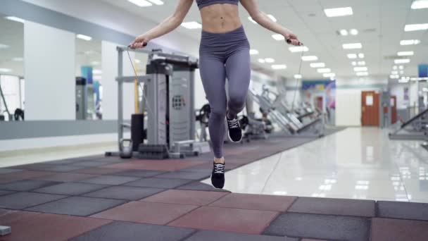 Jeune femme avec corde sautante dans le centre de fitness — Video
