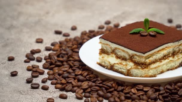 Geleneksel İtalyan Tiramisu tatlısı ve kahve çekirdekleri. — Stok video