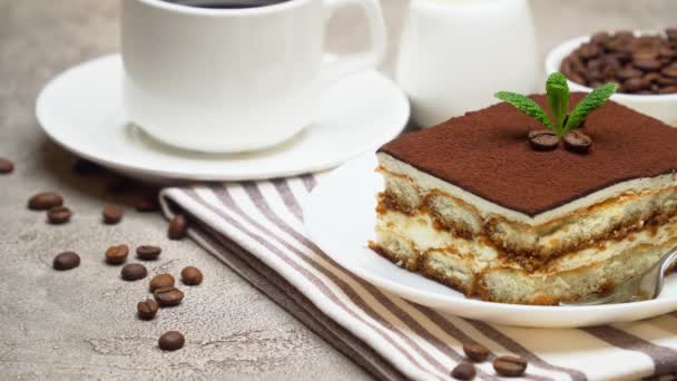 Egy adag hagyományos olasz Tiramisu desszert, tejszín vagy tej és egy csésze eszpresszó kávé — Stock videók