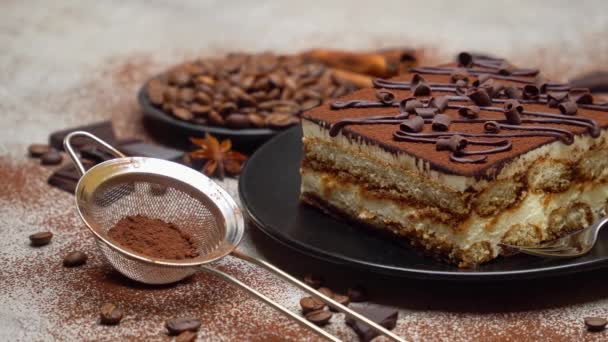 Parte da sobremesa tradicional italiana Tiramisu e grãos de café — Vídeo de Stock