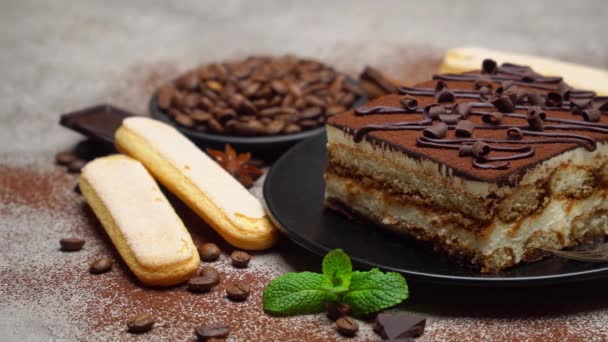 Порція традиційного італійського тірамісу десерт, кавові зерна та печиво савойарді. — стокове відео