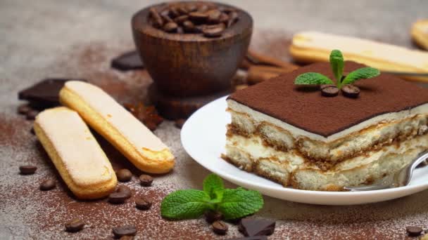 Geleneksel İtalyan Tiramisu tatlıları, kahve çekirdekleri ve savoiardi kurabiyeleri. — Stok video