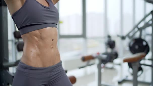 Fiduciosa giovane donna atletica con six pack abs in posa — Video Stock