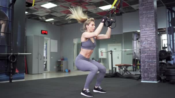 Crossfit fitness TRX exercices d'entraînement à la gym femme push-up séance d'entraînement — Video