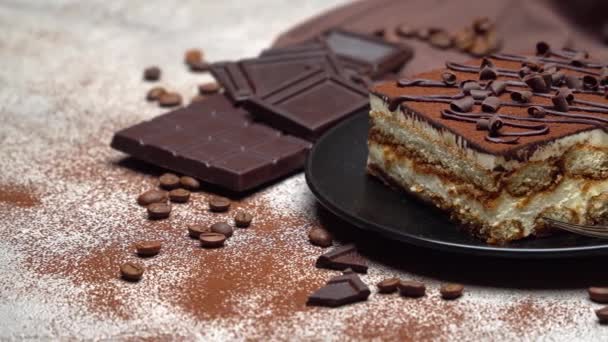 Parte da sobremesa tradicional italiana Tiramisu e pedaços de barra de chocolate — Vídeo de Stock