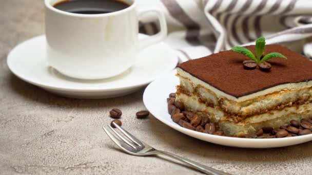 Porcja tradycyjnego włoskiego deseru Tiramisu, śmietany lub mleka i filiżanka kawy espresso — Wideo stockowe