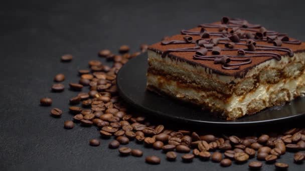 Porción del tradicional postre de Tiramisú italiano y granos de café — Vídeos de Stock