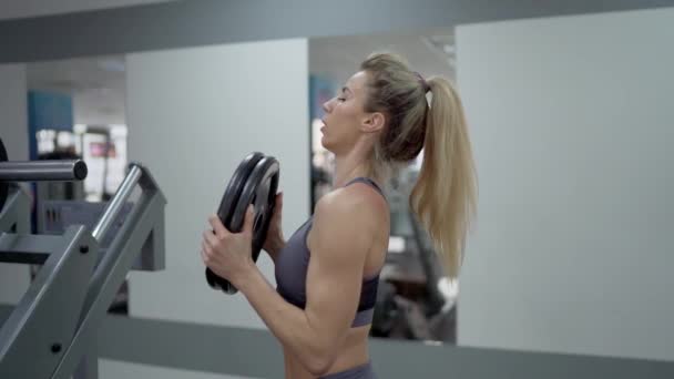 Hermosa chica muscular se está preparando para realizar un ejercicio de barra — Vídeos de Stock