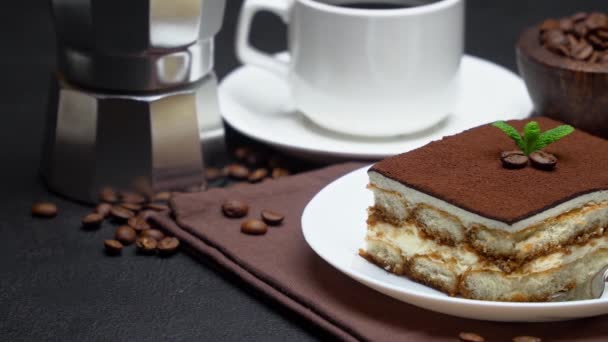 Egy adag tradicionális olasz Tiramisu desszert, kávéfőző, egy csésze eszpresszó. — Stock videók