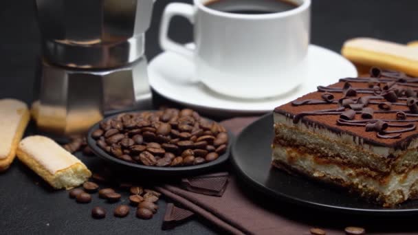 Portie traditioneel Italiaans Tiramisu dessert, mokka koffiezetapparaat, kopje espresso — Stockvideo