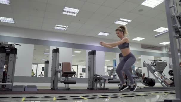 Junge Frau beim Ausdauertraining im Fitnessstudio — Stockvideo