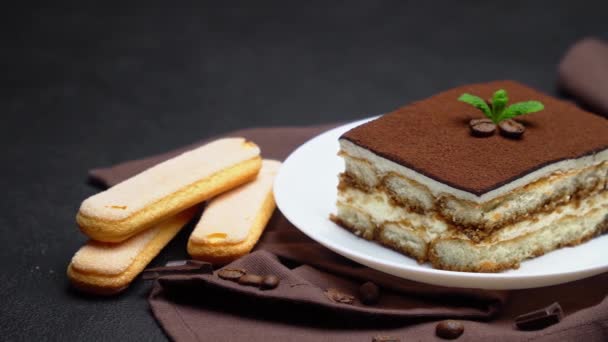 Porção de sobremesa tradicional italiana Tiramisu e biscoitos savoiardi — Vídeo de Stock