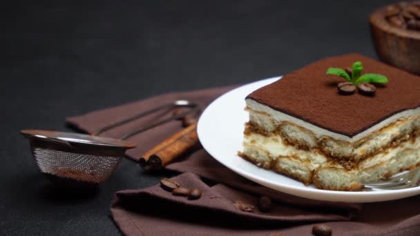 Porção de sobremesa tradicional italiana Tiramisu e biscoitos savoiardi — Vídeo de Stock