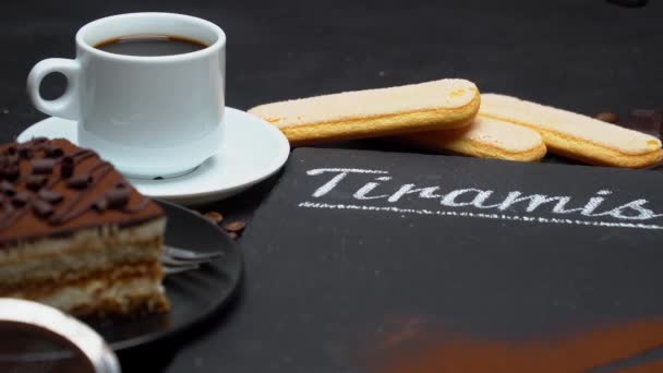 Porcja tradycyjnego włoskiego deseru Tiramisu, mocha ekspres do kawy, filiżanka espresso — Wideo stockowe