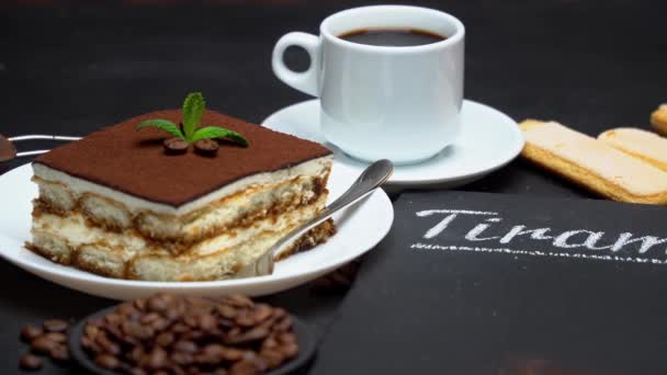 Egy adag tradicionális olasz Tiramisu desszert, kávéfőző, egy csésze eszpresszó. — Stock videók