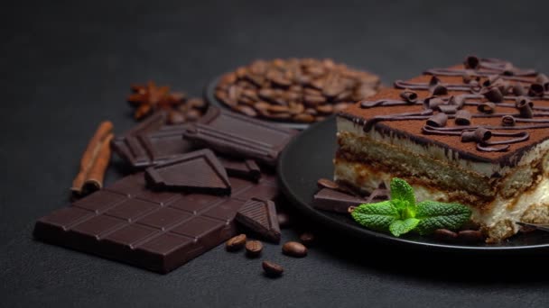 Geleneksel İtalyan Tiramisu tatlısı ve çikolata parçaları. — Stok video