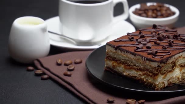 Portie traditionele Italiaanse Tiramisu dessert, room of melk en kopje espresso koffie — Stockvideo
