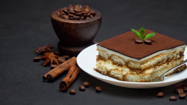 Portion traditionelles italienisches Tiramisu Dessert und Kaffeebohnen — Stockvideo