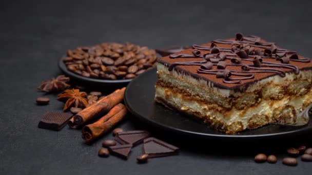 Porción del tradicional postre de Tiramisú italiano y granos de café — Vídeos de Stock